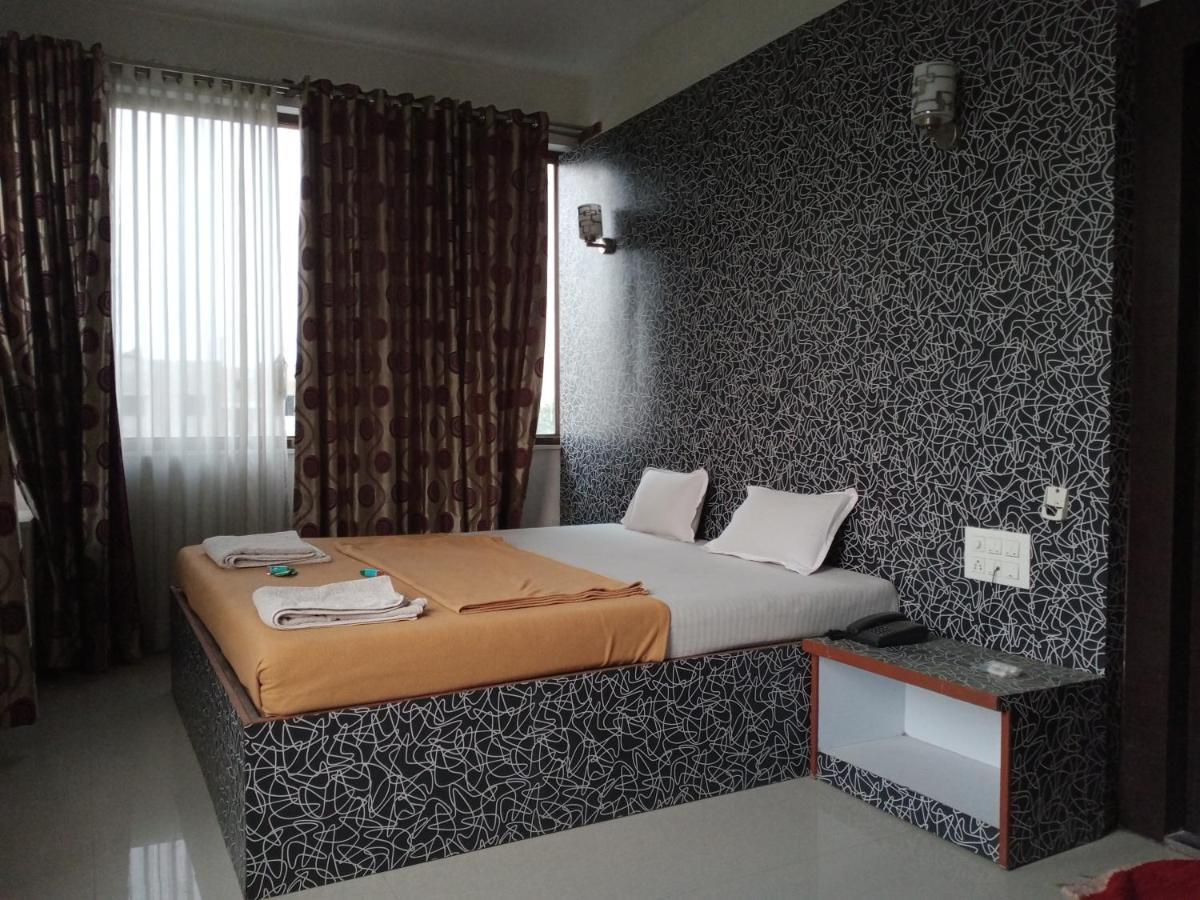 Malhar Palace Hotel Shirdi Buitenkant foto