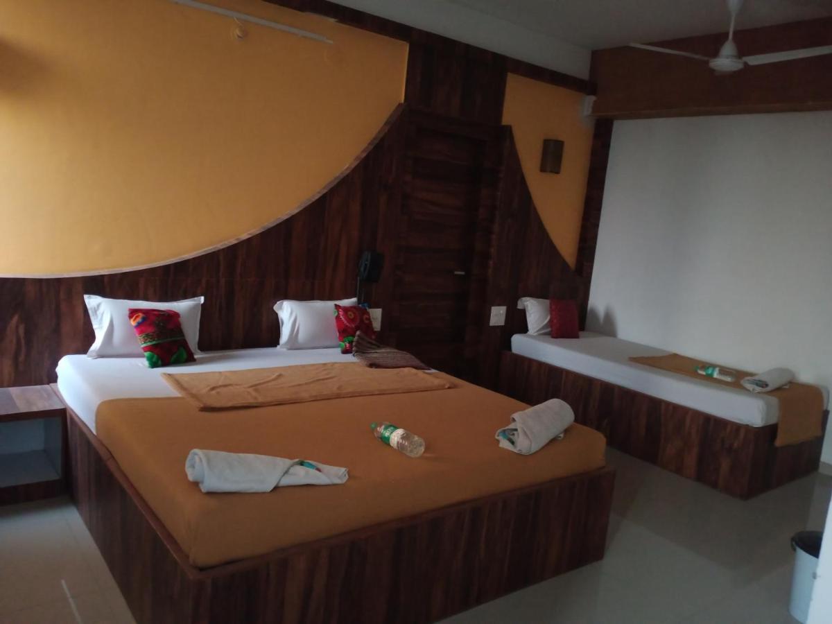 Malhar Palace Hotel Shirdi Buitenkant foto
